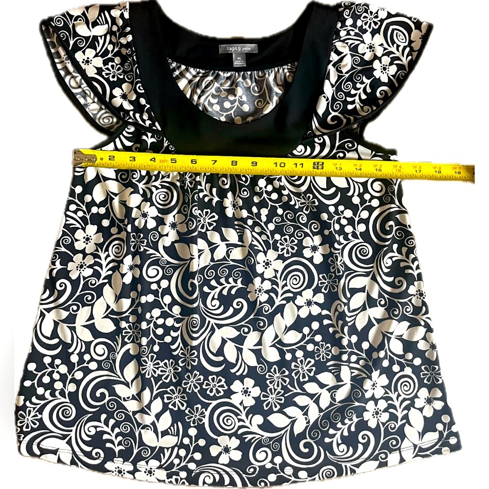 Apt 9 black and white floral flutter sleeve blouse. Excellent condition. Size SP - Picture 5 of 8